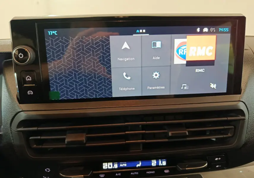 Écran tactile central du tableau de bord du Citroën Jumpy XL noir, affichant le menu multimédia et la climatisation.