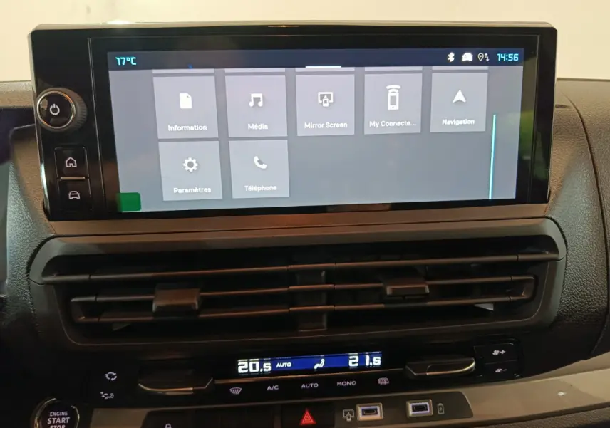 Écran tactile central et commandes climatisation du tableau de bord du Citroën Jumpy XL noir, vue frontale rapprochée.