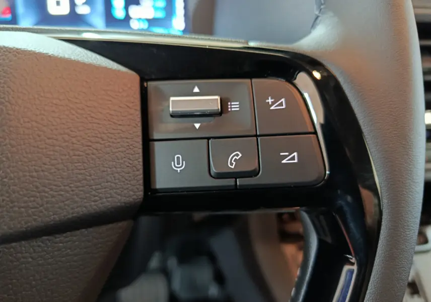 Gros plan sur les commandes vocales et téléphone du volant cuir noir du Citroën Jumpy XL 2025, côté gauche.