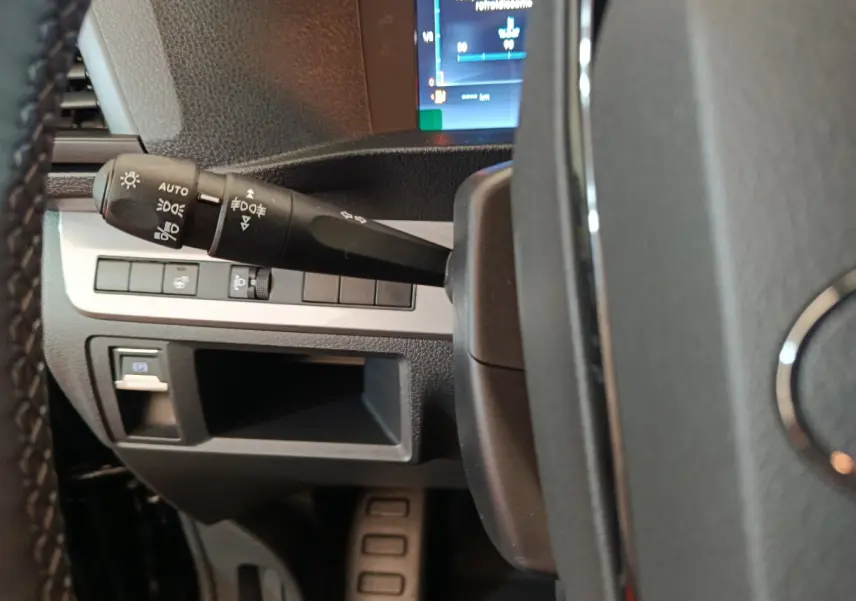 Gros plan sur la commande des phares à gauche du volant noir du Citroën Jumpy XL 2025 avec tableau de bord partiellement visible.