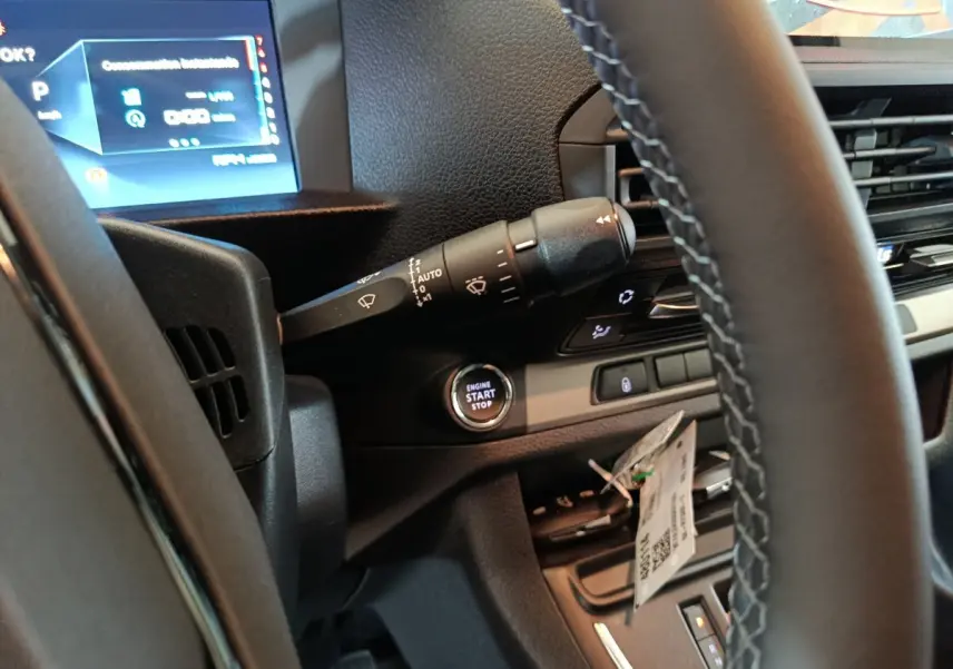 Vue intérieure rapprochée du tableau de bord et volant noir du Citroën Jumpy XL 2025 avec bouton start/stop visible.