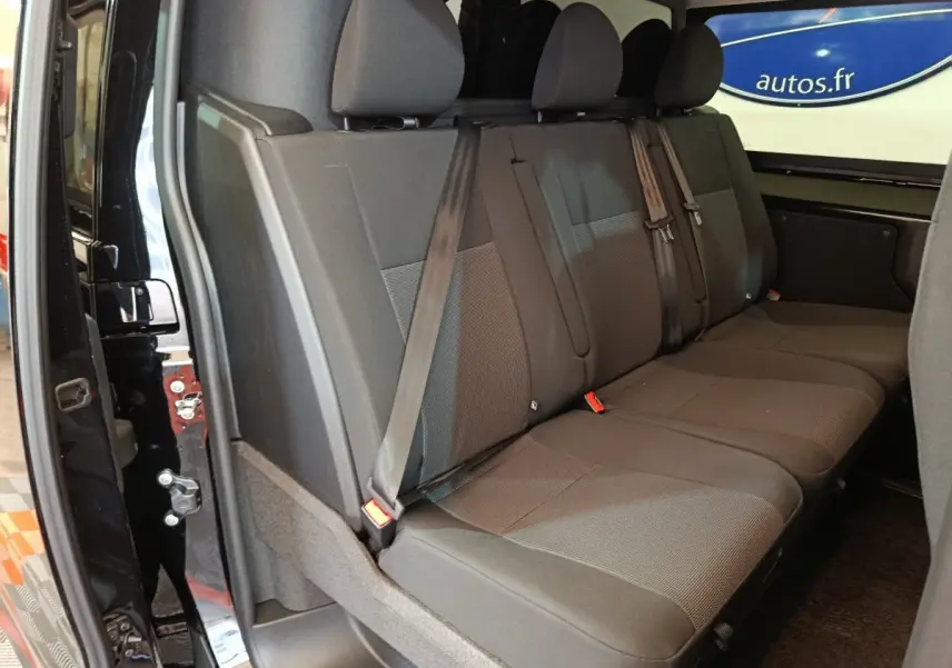 Banquette arrière noire vue de côté gauche dans un Citroën Jumpy XL 2025 avec ceintures de sécurité visibles.