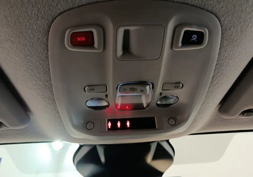 Plafonnier intérieur gris avec boutons SOS et appel d'urgence, éclairage et indicateurs rouges dans un Citroën Jumpy noir.