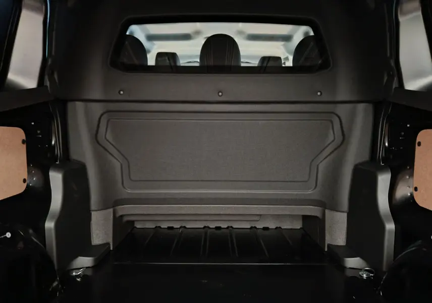 Vue intérieure arrière du Citroën Jumpy XL noir, montrant la cloison vitrée pleine séparant l'habitacle et la zone de chargement.