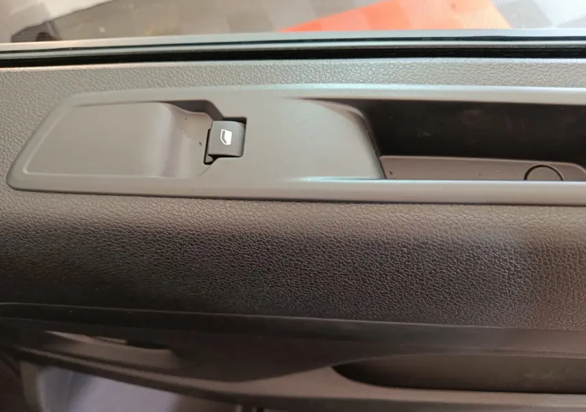 Détail de la poignée intérieure de porte côté conducteur du Citroën Jumpy XL noir, avec bouton de verrouillage.