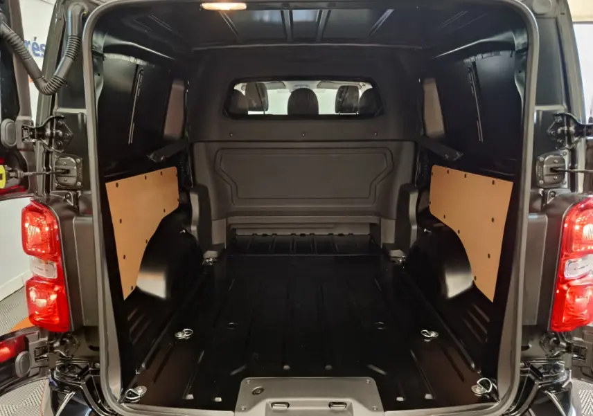Vue arrière du Citroën Jumpy XL noir 2025, montrant l’espace de chargement vide avec cloison vitrée pleine.