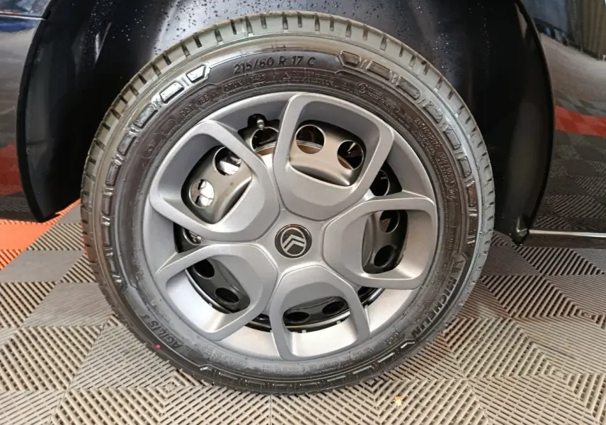 Gros plan sur la roue avant gauche noire du Citroën Jumpy XL 2025 avec jante grise au design moderne.