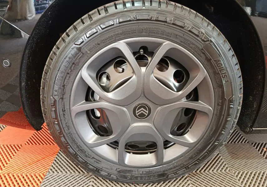 Gros plan sur la roue arrière droite noire du Citroën Jumpy XL 2.2 Diesel 180 EAT8, avec capteur de stationnement visible.