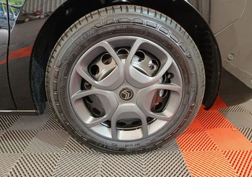 Gros plan sur la roue avant droite du Citroën Jumpy noir, mettant en valeur la jante en alliage au design moderne.