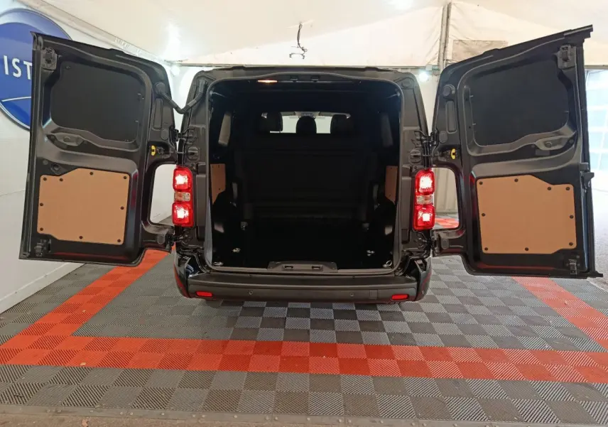 Vue arrière du Citroën Jumpy XL noir 2025 avec portes battantes ouvertes et espace de chargement vide visible.