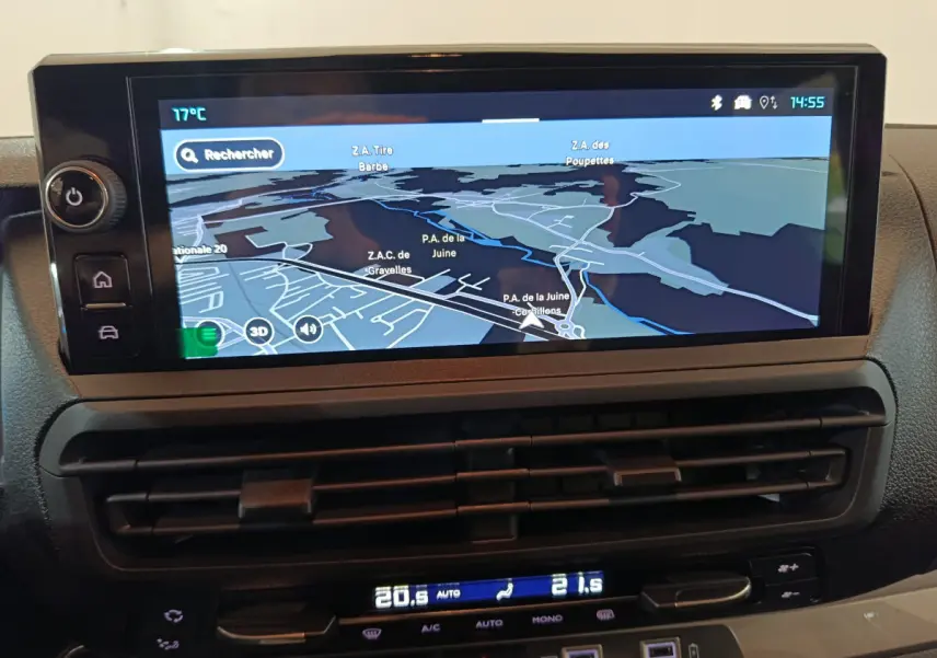 Écran tactile central du tableau de bord du Citroën Jumpy XL noir, affichant la navigation GPS en intérieur.