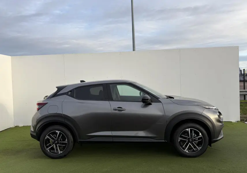 Profil droit du Nissan Juke II 1.6 Hybrid 143 N-Connecta en noir métal avec jantes alliage 17 pouces.