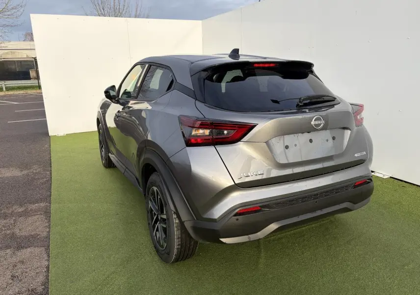 Vue 3/4 arrière droite du Nissan Juke II 1.6 Hybrid noir métal avec toit noir et jantes alliage 17 pouces.