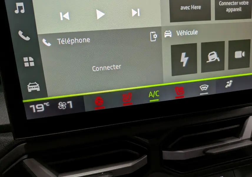 Écran tactile intérieur du Dacia Duster Hybrid-G 150 CH 4x4, affichant la climatisation et les options connectées.
