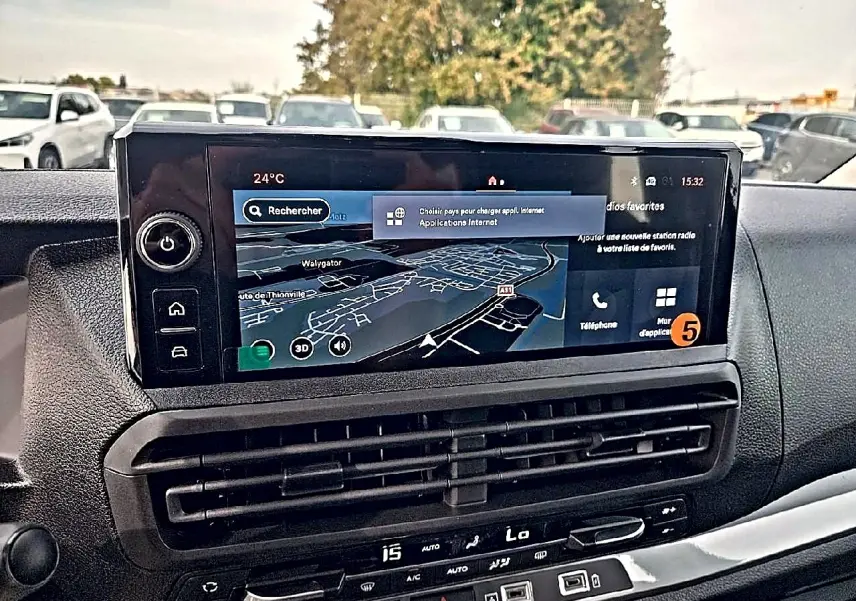 Vue rapprochée de l’écran tactile central et des commandes de climatisation du Fiat Scudo Combi gris titane, intérieur moderne.