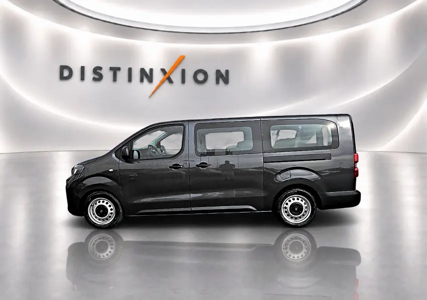 Profil droit du FIAT Scudo Combi gris titane 2026 avec porte latérale coulissante et vitres latérales fixes.