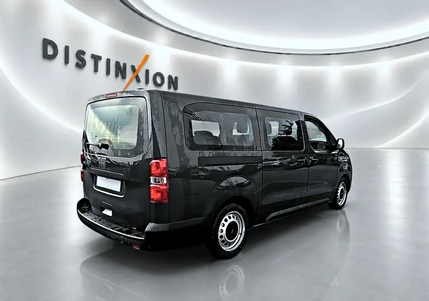 Vue 3/4 arrière droite du FIAT Scudo Combi gris titane avec porte latérale coulissante et vitres teintées.