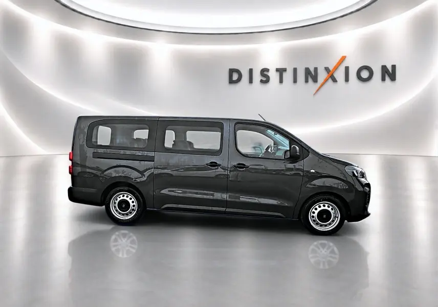 Vue latérale droite du FIAT Scudo Combi gris titane avec porte coulissante et vitres teintées.