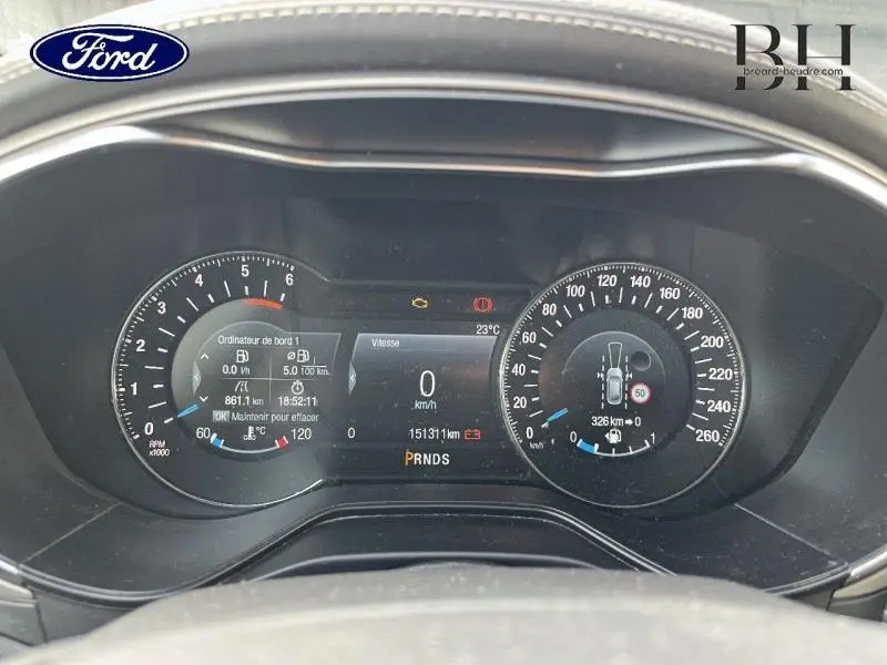 Tableau de bord numérique de Ford Mondeo 2018, affichage central avec compte-tours et vitesse à 0 km/h.