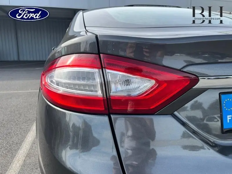 Gros plan sur le feu arrière gauche rouge et blanc d'une Ford Mondeo gris Magnetic de 2018 vue de l'arrière.