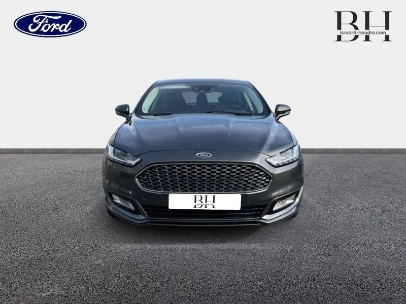 Vue frontale d'une Ford Mondeo 2018 gris Magnetic avec calandre hexagonale et phares LED distinctifs.