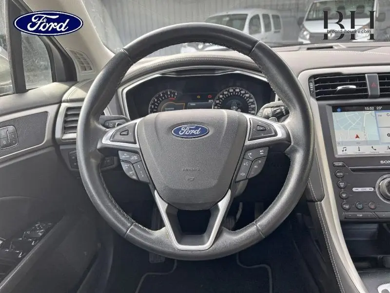 Vue centrée sur le volant cuir noir de la Ford Mondeo 2018 avec tableau de bord et écran tactile visible à droite