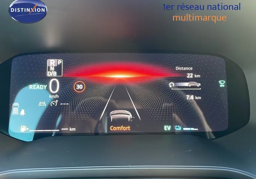 Affichage numérique du tableau de bord du Renault Captur E-Tech hybride montrant la vitesse, mode confort et autonomie électrique.