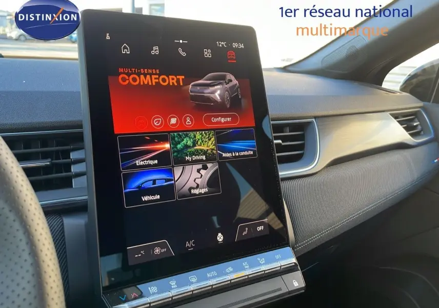 Vue intérieure du tableau de bord du Renault Captur E-Tech hybride 2025, avec écran tactile central vertical allumé.