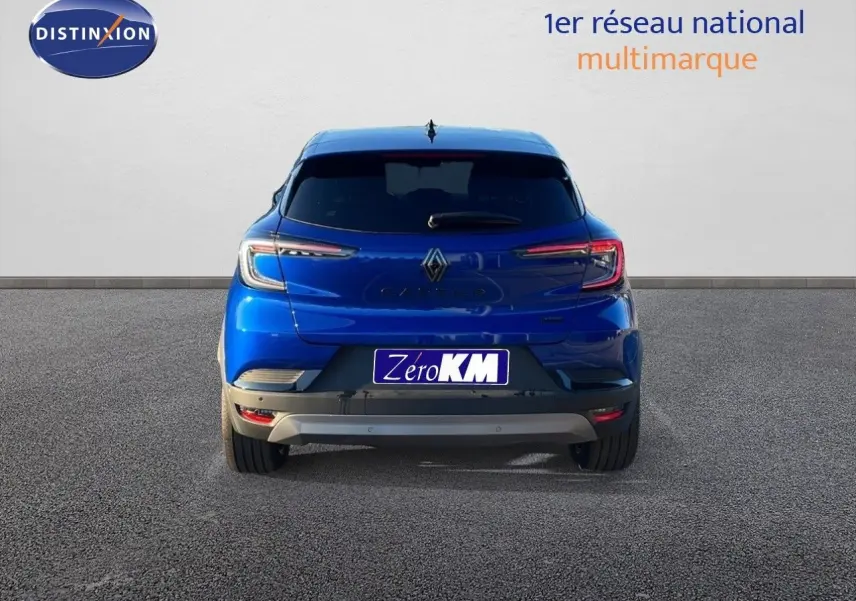 Vue arrière du Renault Captur E-Tech hybride 2025 en bleu Iron Metal avec toit noir, feux LED allumés.