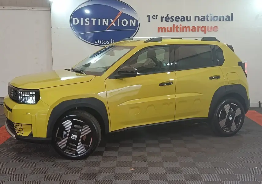 Vue latérale droite d'une FIAT Grande Panda jaune 2025 avec jantes noires et toit avec barres chromées.