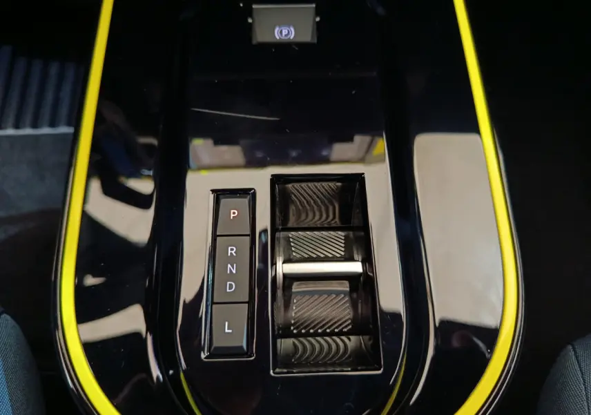 Gros plan sur la console centrale noire avec insertions jaunes de la Fiat Grande Panda 2025, montrant la commande de boîte automatique.