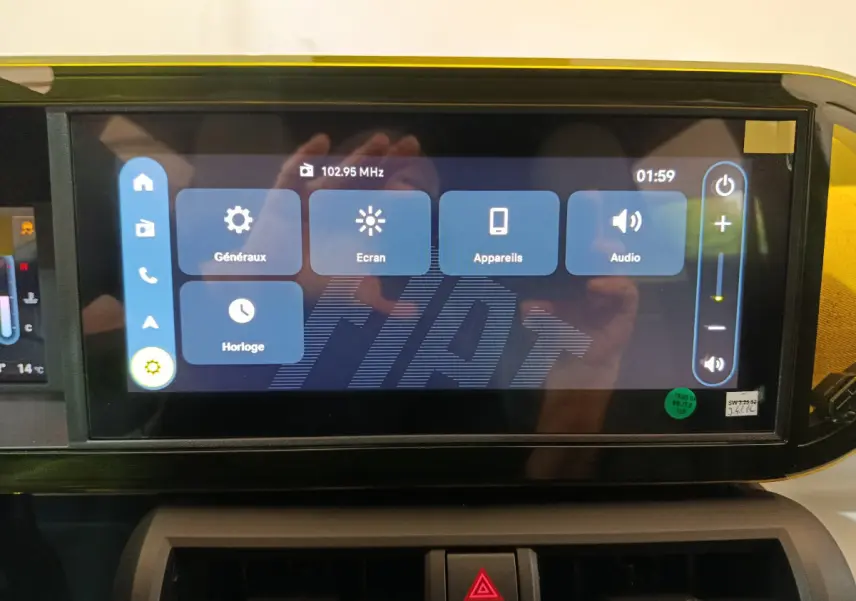 Écran tactile central de la Fiat Grande Panda jaune 2025 affichant le menu des réglages multimédias.
