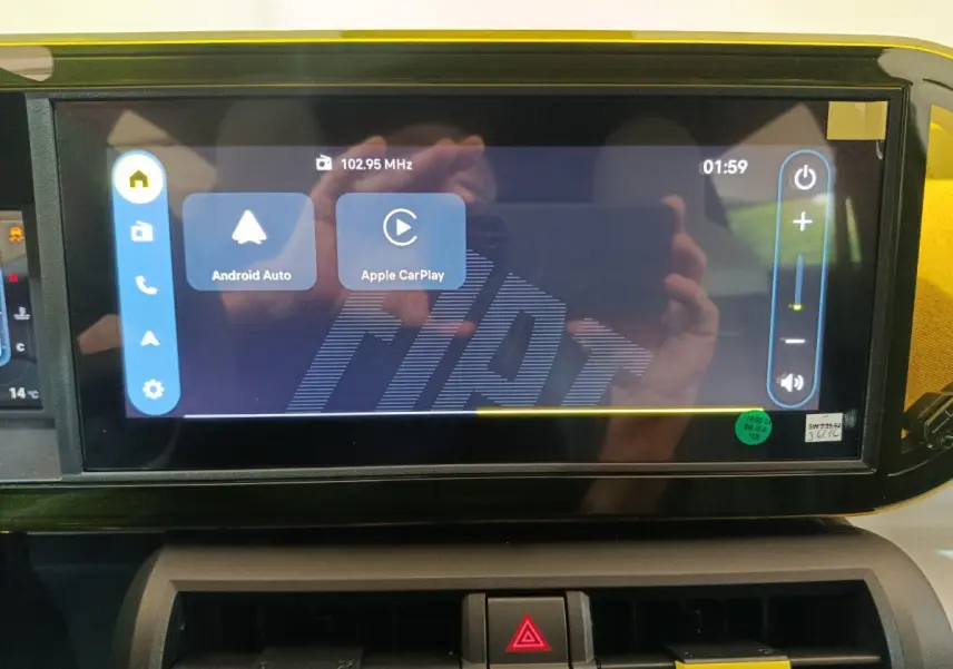 Écran tactile central de 26 cm affichant Android Auto et Apple CarPlay dans une Fiat Grande Panda jaune.