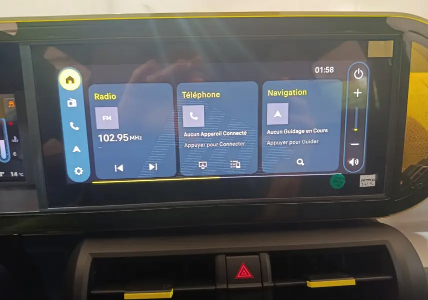 Écran tactile central 10,25 pouces de la Fiat Grande Panda jaune, affichant radio, téléphone et navigation.