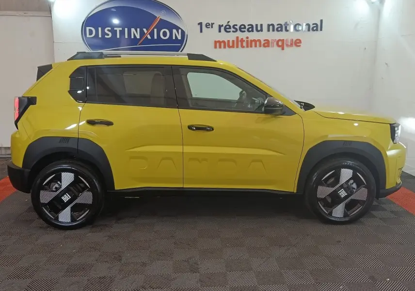 Vue latérale droite d'une FIAT Grande Panda jaune 2025 avec jantes noires et logo PANDA embossé sur la portière.