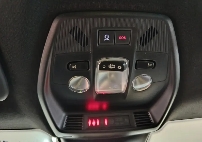 Vue en gros plan du plafonnier intérieur avec boutons SOS et commandes d'éclairage sur Fiat Grande Panda jaune 2025.