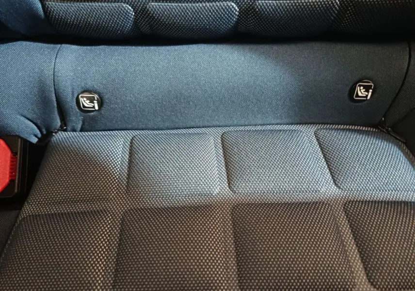 Détail de la banquette arrière grise de la Fiat Grande Panda 2025 avec fixation Isofix visible.