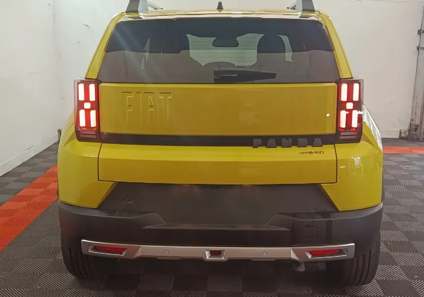 Vue arrière d'une FIAT Grande Panda jaune 2025 avec feux LED verticaux et logo FIAT embossé sur le hayon.