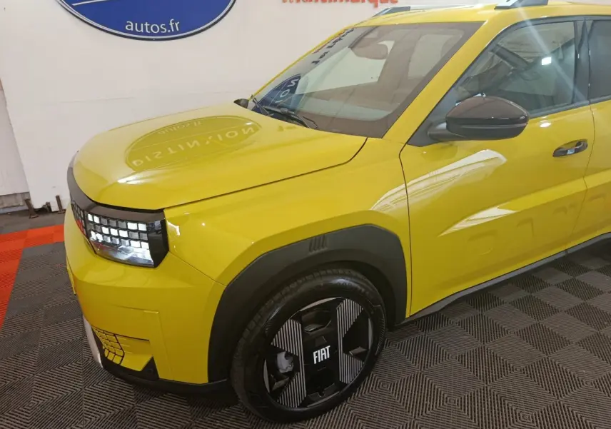 Vue 3/4 avant droit d'une FIAT Grande Panda jaune avec jantes noires et détails noirs contrastants.