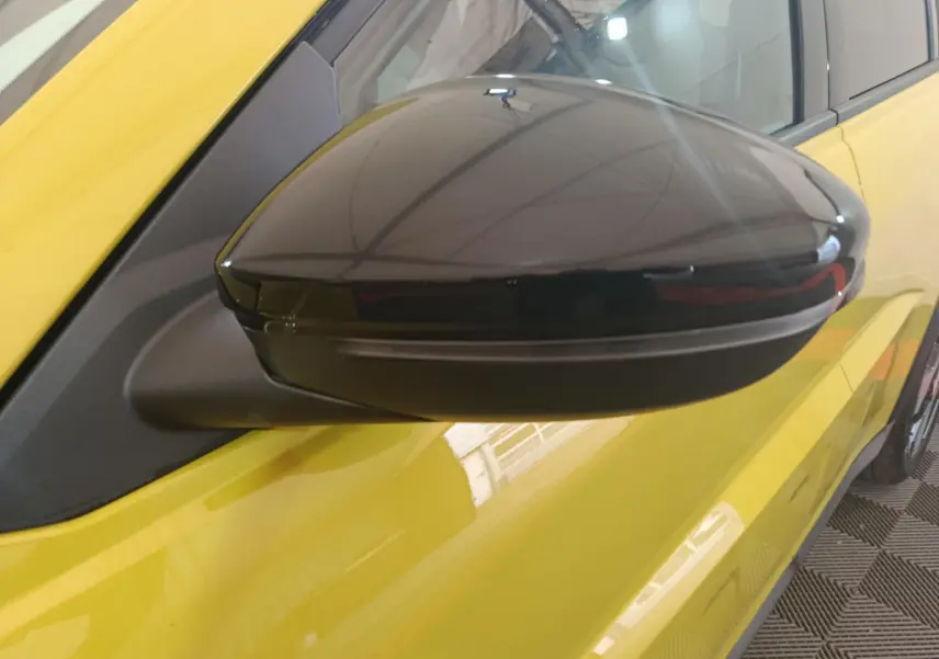 Rétroviseur droit noir sur FIAT Grande Panda jaune vue de côté droit, soulignant le contraste des couleurs.