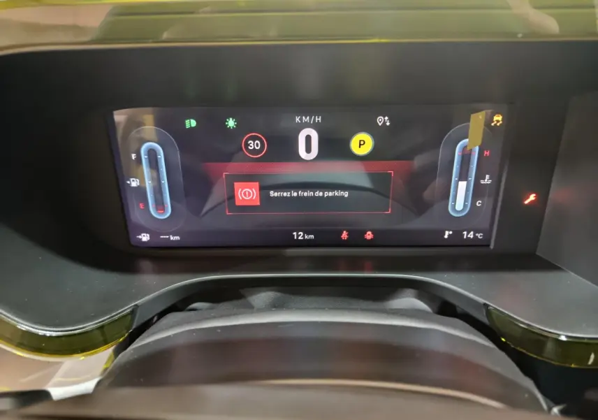 Vue rapprochée du combiné d’instruments numérique de la Fiat Grande Panda 2025 affichant 0 km/h et message frein de parking.