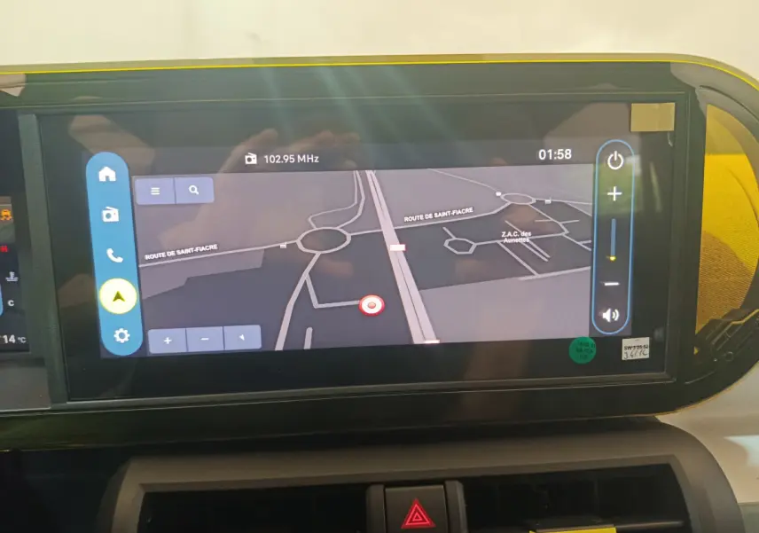 Écran tactile central de la Fiat Grande Panda jaune 2025 affichant la navigation GPS en intérieur.