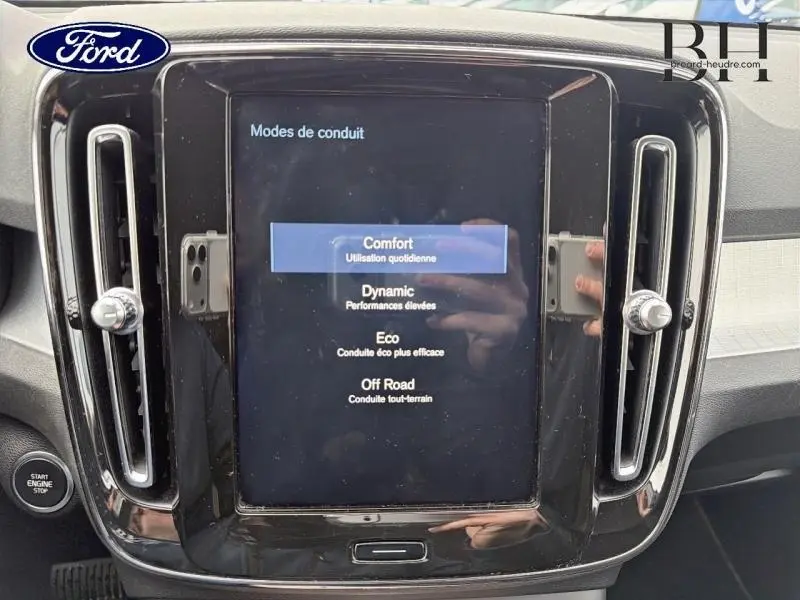 Écran tactile central du tableau de bord du Volvo XC40 blanc, affichant les modes de conduite.