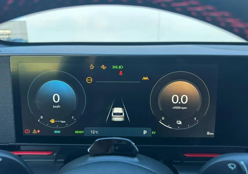 Vue rapprochée du tableau de bord numérique du Hyundai Kona 2025 noir, affichant la vitesse et le régime moteur.