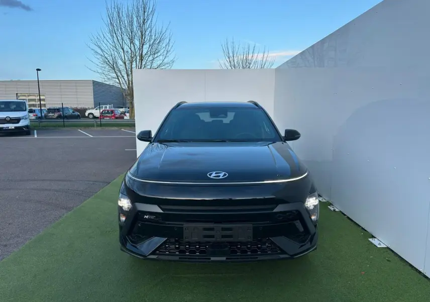 Vue avant frontale du Hyundai Kona II 1.6 Hybrid N Line noir Abyss Metal avec éclairage LED et calandre marquée.