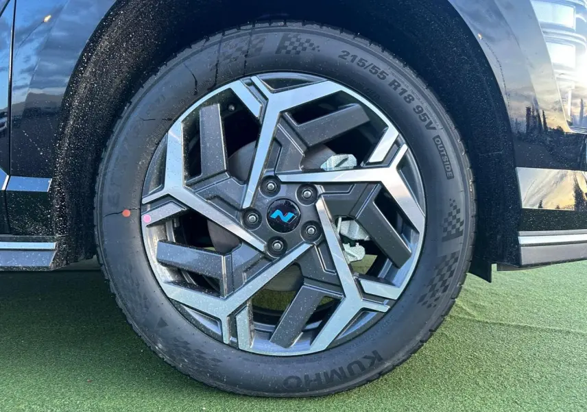 Gros plan sur la roue avant gauche noire Abyss Metal du Hyundai KONA 2025 avec jante alliage 18 pouces N Line.