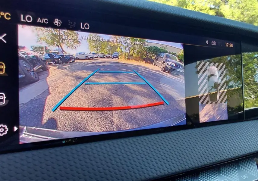 Écran tactile intérieur du DS4 Hybride E-Tense 225 Bastille montrant la caméra de recul et l'affichage de la température à 23°C.