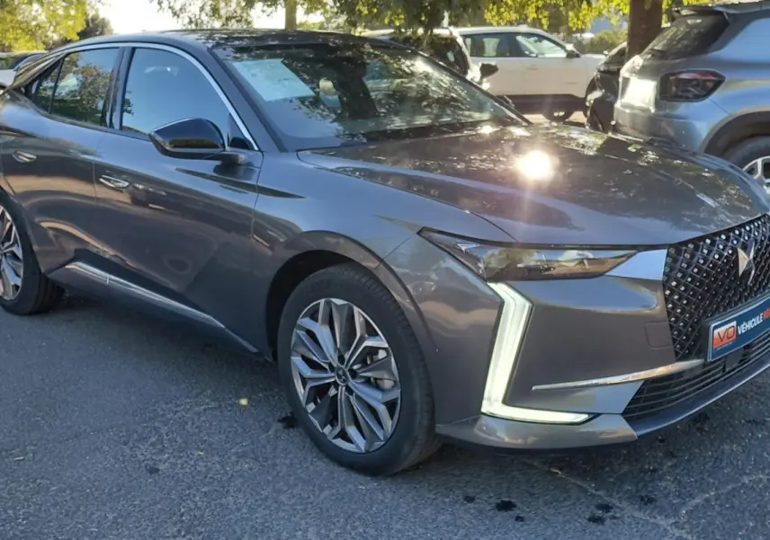 DS4 Hybride E-Tense gris vue 3/4 avant droit, avec feux LED en forme de boomerang et jantes alliage 19 pouces.