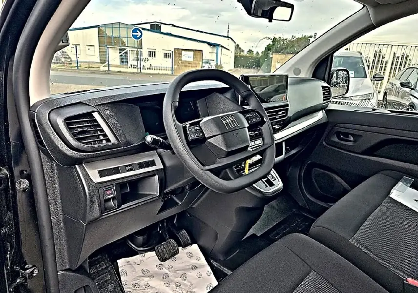 Vue intérieure côté conducteur du Fiat Scudo Combi noir 2026 avec tableau de bord moderne et volant multifonctions.