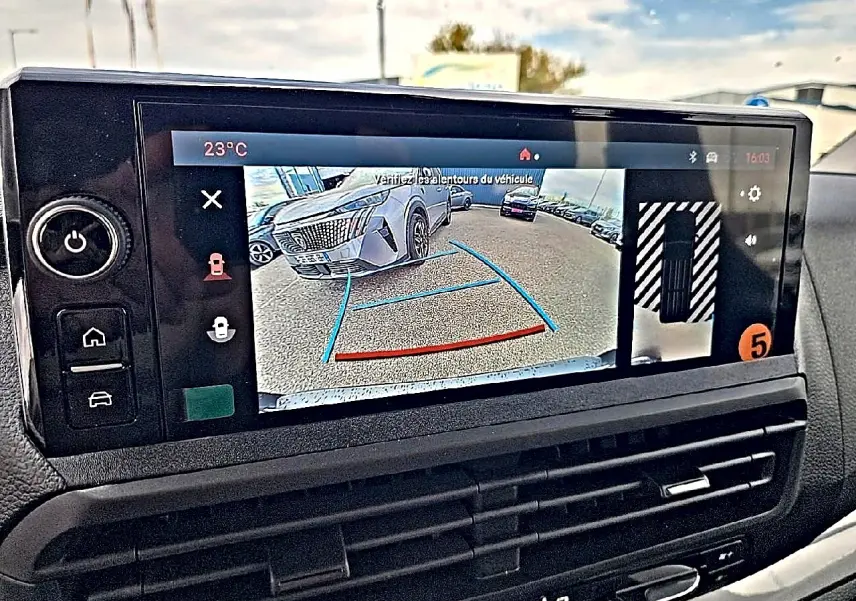 Écran tactile intérieur montrant la caméra de recul avec vue 3/4 avant d’un FIAT Scudo Combi noir.